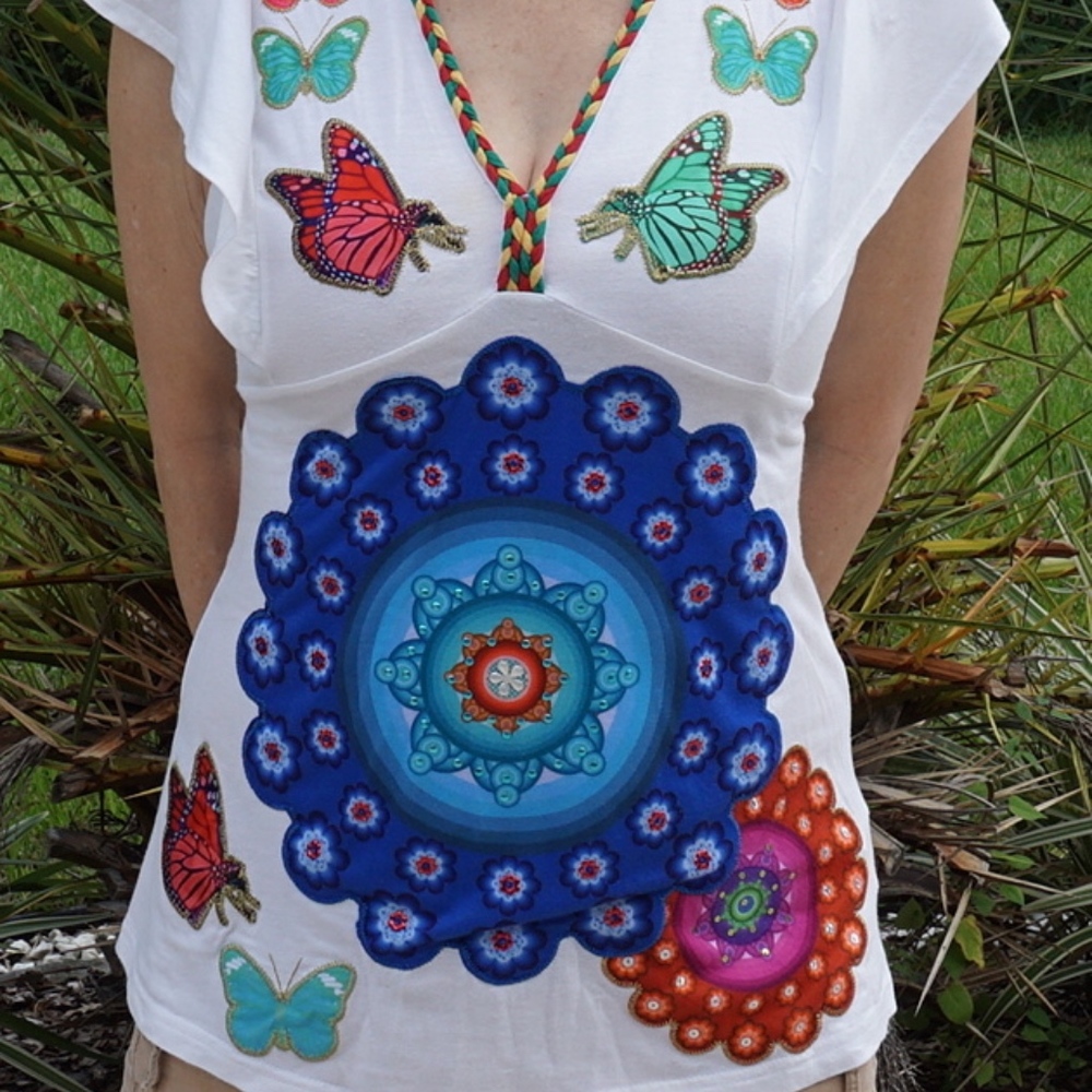 Adorable short sleeve Desigual v-neck top